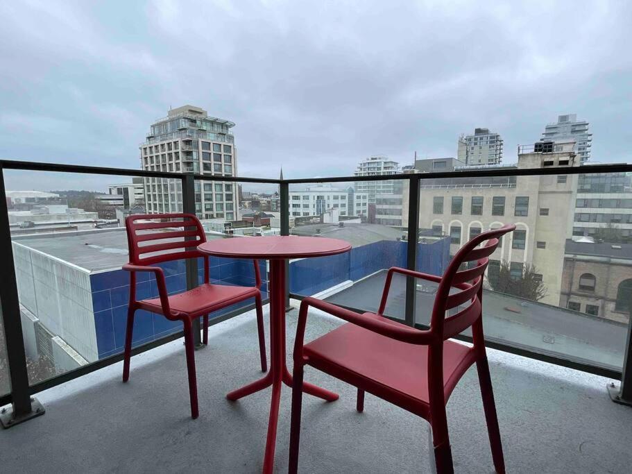 Lovely Downtown 2 Bedroom Condo With Free Parking Victoria Exterior photo